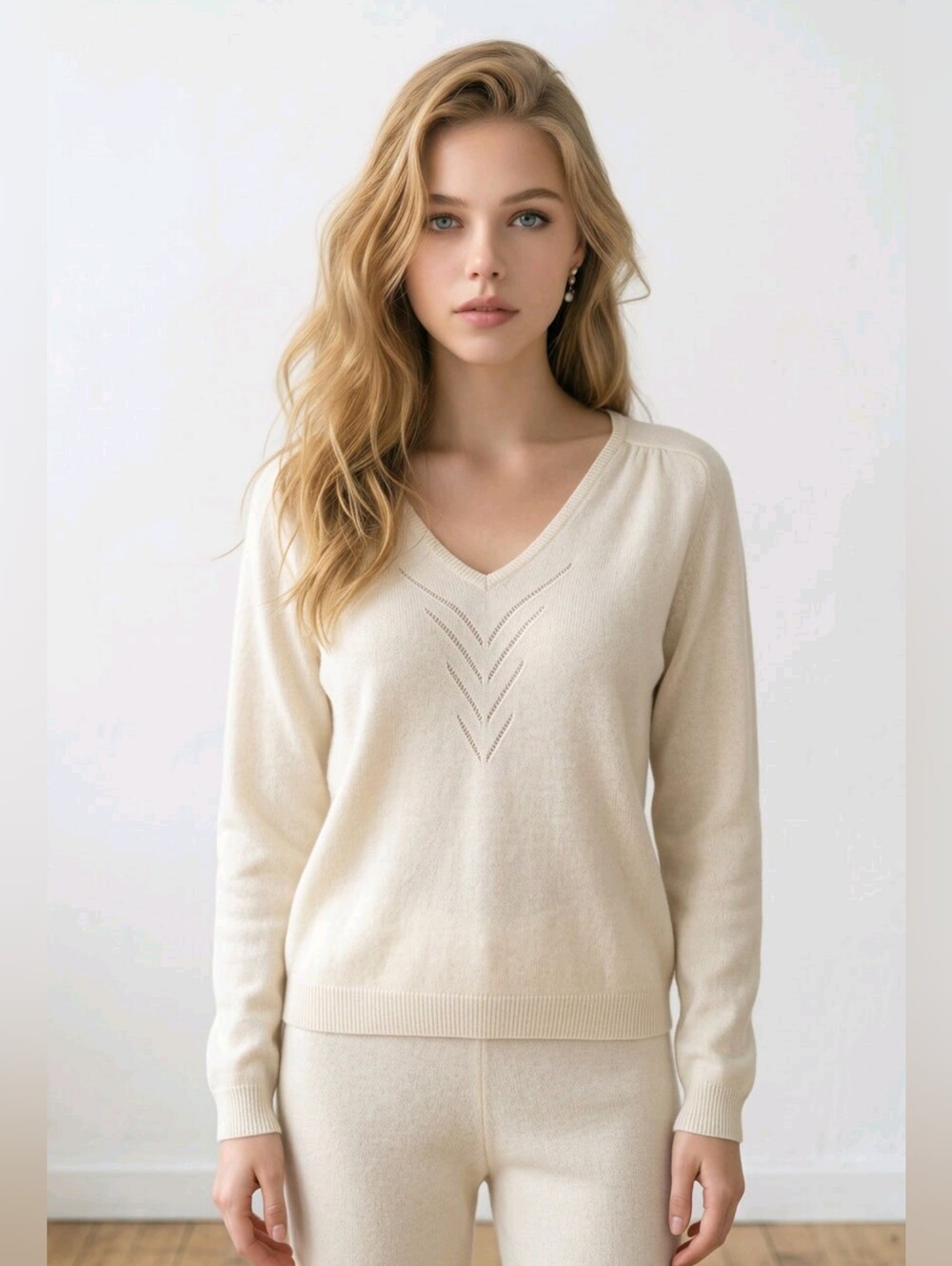 CAROLINA HERRERA NEW YORK V-Neck Cashmere Sweater in Cream
